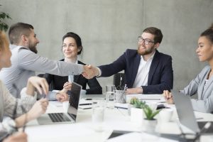 Recruteur et candidat en discussion lors d'un entretien d'embauche dans un bureau.
