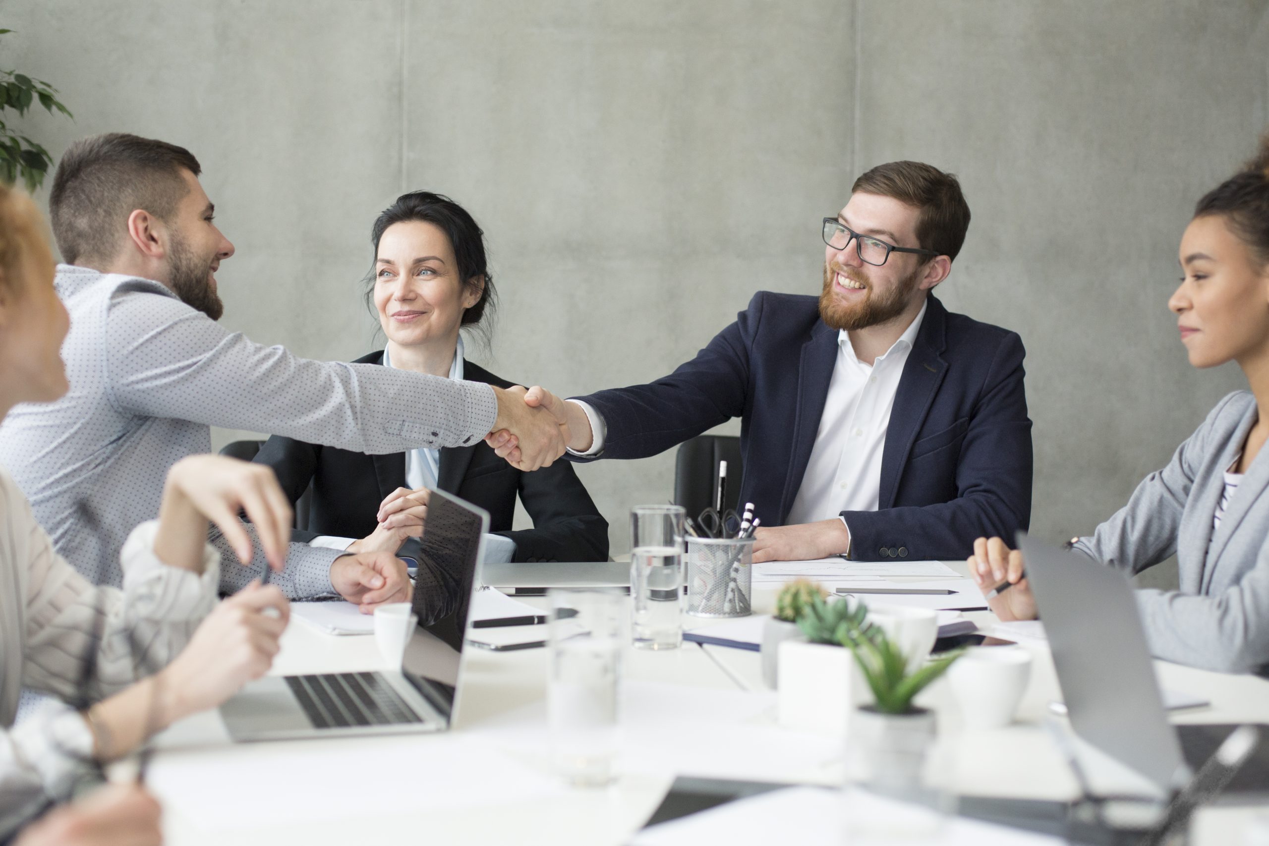 Recruteur et candidat en discussion lors d'un entretien d'embauche dans un bureau.