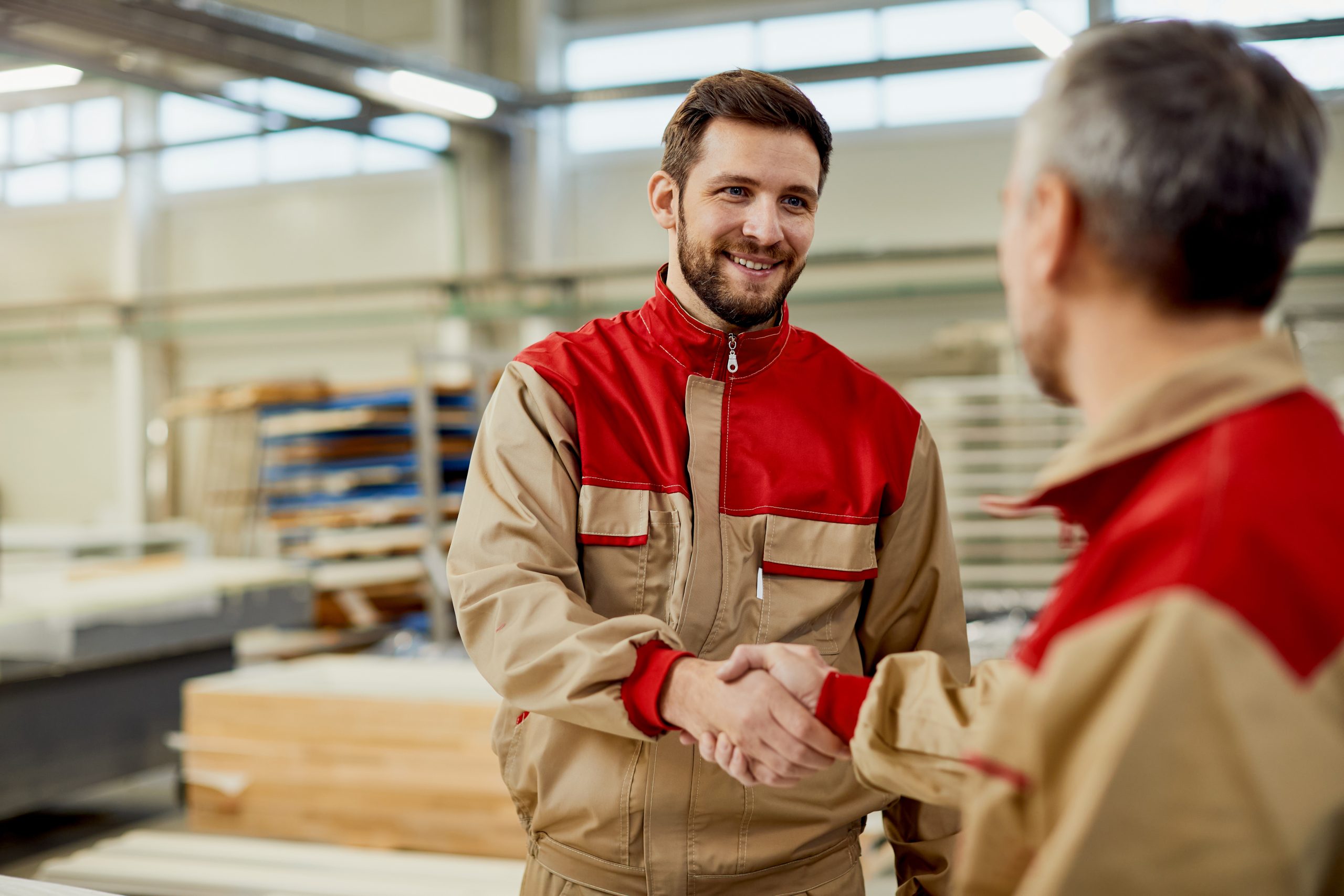 Formateur heureux souriant à son salarié en signe de reconnaissance de ses progrès.