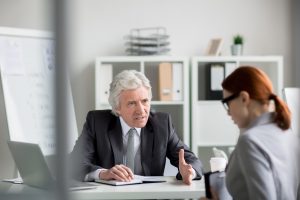 Illustration des compétences et qualités humaines, incluant des icônes de communication, empathie, résilience, et créativité.